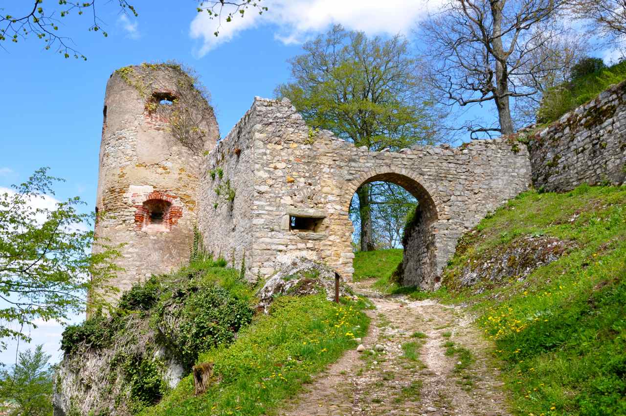 La porte d'entrée du château inférieur, gardée par un bastion, Ferrette